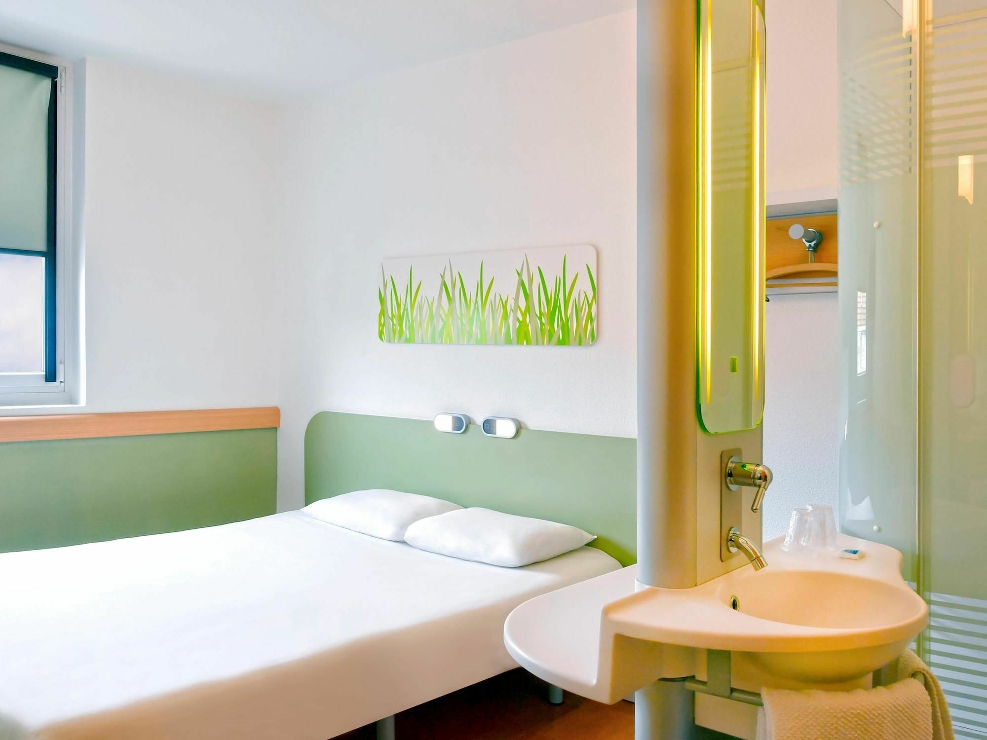 Ibis Budget Saint-Quentin Centre Gare Bagian luar foto